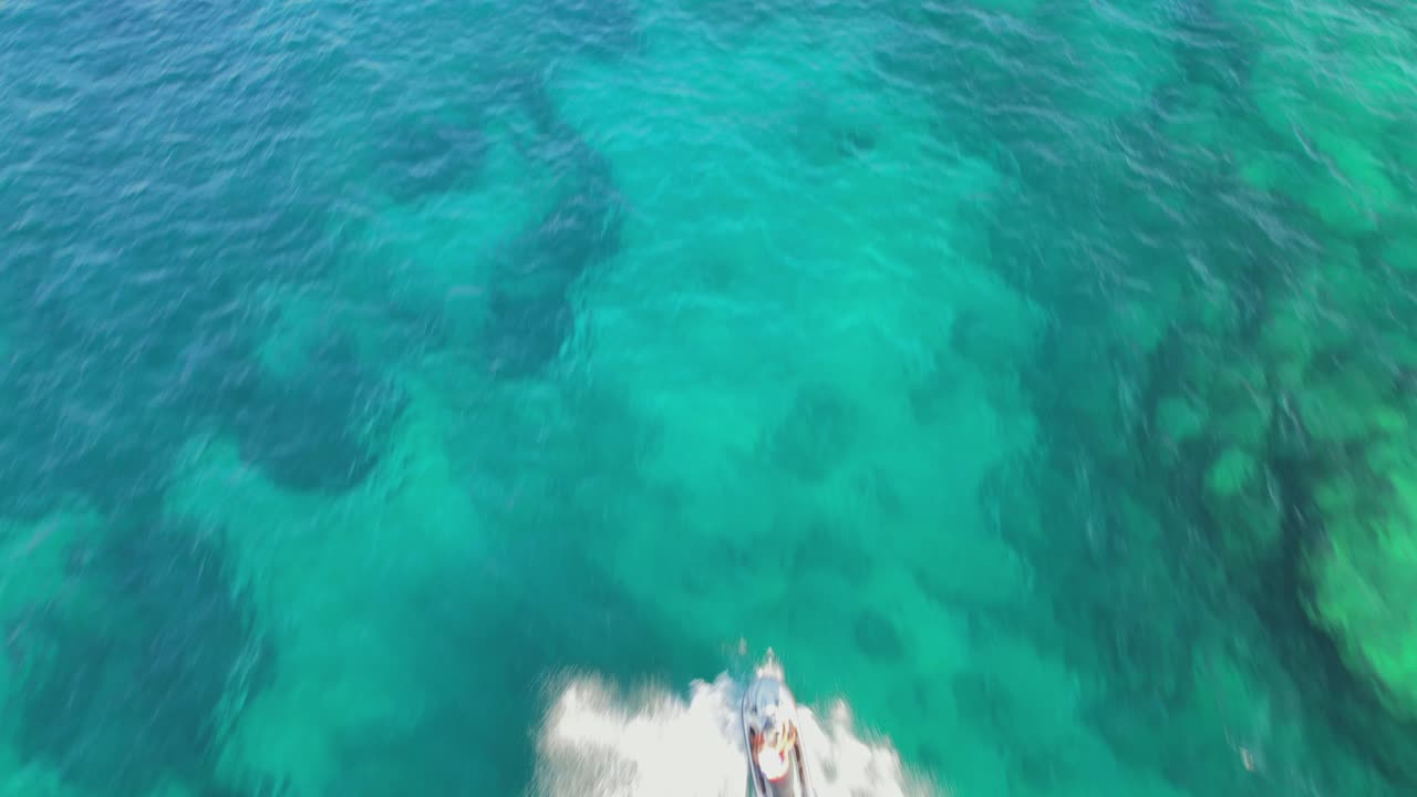 vista aérea, vista superior del avión no tripulado tomada como un hombre en un jet ski tratando de nadar rápido