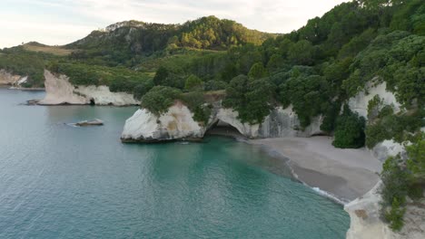 Luftflug-über-Die-Bucht-Der-Kathedrale,-Um-Den-Strand-Zu-Enthüllen