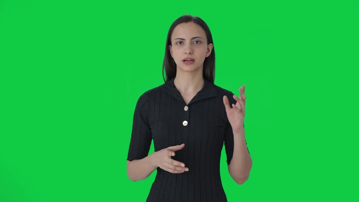 anfitriona india entregando las noticias en pantalla verde de televisión