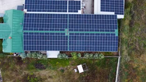 Paneles-Eléctricos-En-El-Techo-De-Un-Edificio-Que-Recogen-La-Luz-Solar-Y-La-Transforman-En-Electricidad
