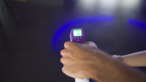 comprobación de la temperatura en la entrada