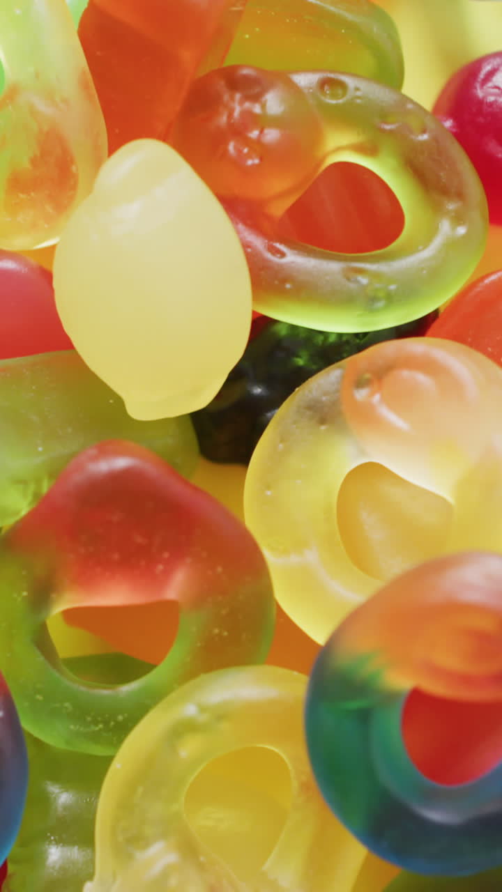 видео многоцветных леденцов на желтом фоне