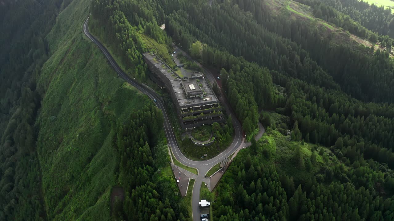 vista superior estática aérea de las ruinas del hotel monte palace são miguel, azores