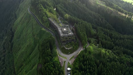 Statische-Draufsicht-Aus-Der-Luft-Auf-Die-Ruinen-Des-Monte-Palace-Hotels-In-São-Miguel,-Azoren