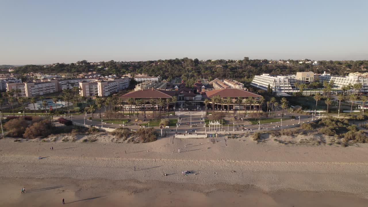 vista aérea del complejo turístico de islantilla a lo largo de la costa atlántica, estableciendo el retroceso, volar hacia atrás