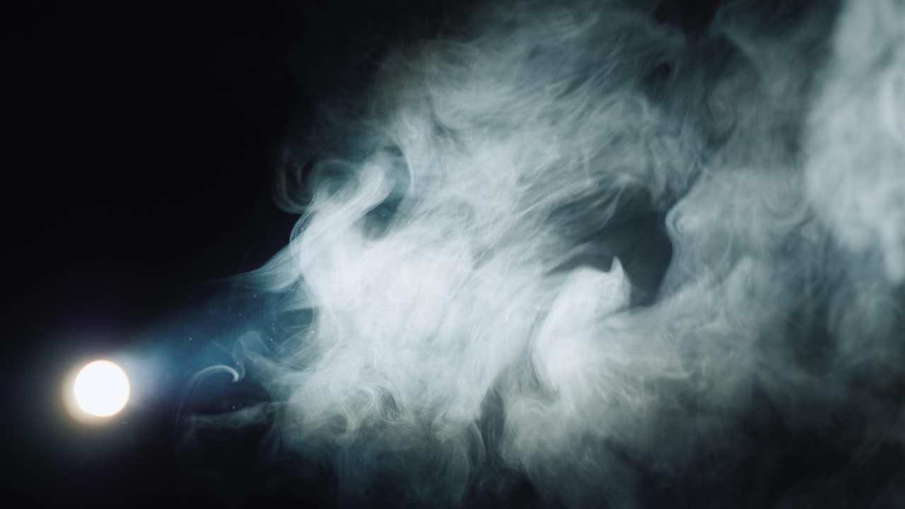 linterna ilumina el humo en el fondo