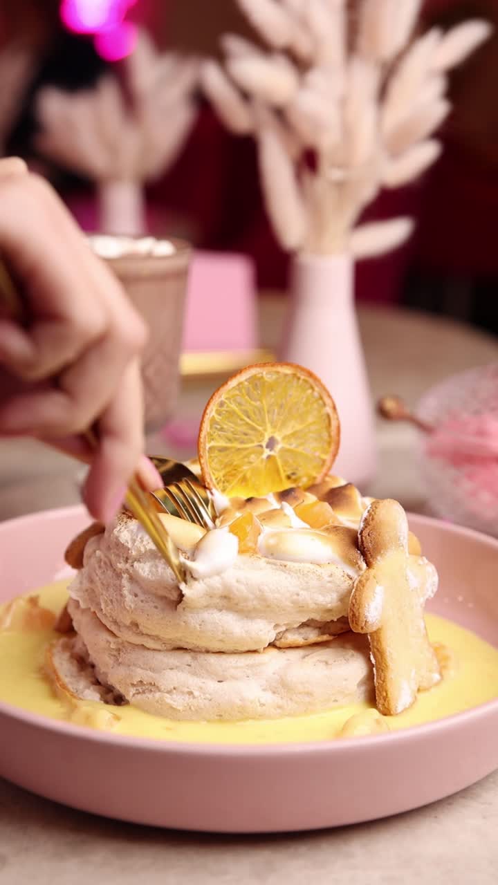 panqueques apilados gourmet con naranja y malvaviscos