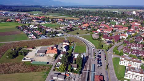 Baetterkinden-In-Der-Schweiz-Von-Oben:-Die-Ankunft-Eines-Zuges-Mit-Der-Drohne-Einfangen