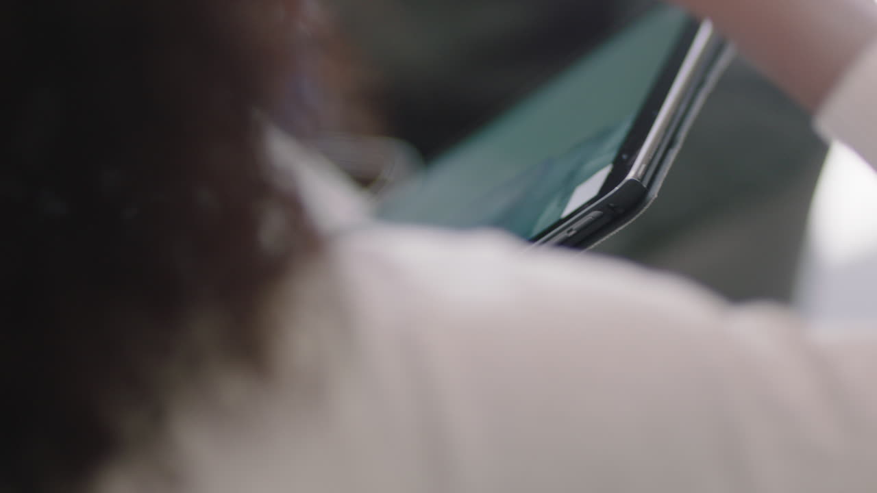 아프리카계 미국인 엔지니어들이 디지털 태블릿 컴퓨터를 사용하여 엔진 터빈 프로토타입을 개발하고 있습니다. 스크린에서 3d 디자인 아이디어를 공유하고 사무실에서 기계 프로젝트 프레젠테이션 회의를 합니다.