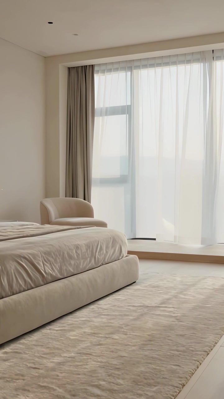 Video verticale: Operatore che inizia una panoramica, telecamera che rivela un letto a piattaforma in camera da letto con tende trasparenti.