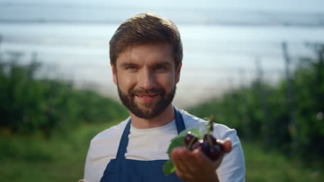 Erfolgreicher-Männlicher-Unternehmer,-Der-In-Der-Erntezeit-Im-Sommer-Frische-Beeren-Hält.