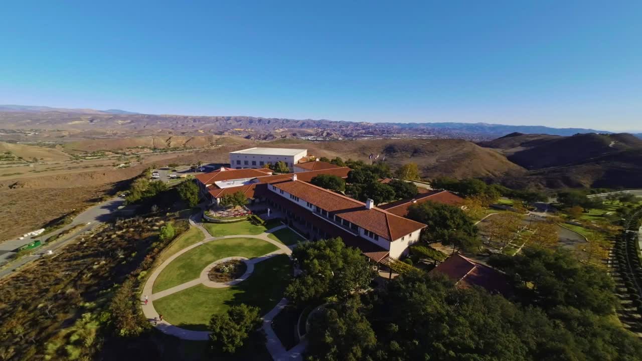 toma de drone de la biblioteca presidencial ronald reagan ubicada en mil robles california
