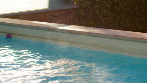 Agua-Caliente-De-La-Piscina-En-Un-Día-Soleado