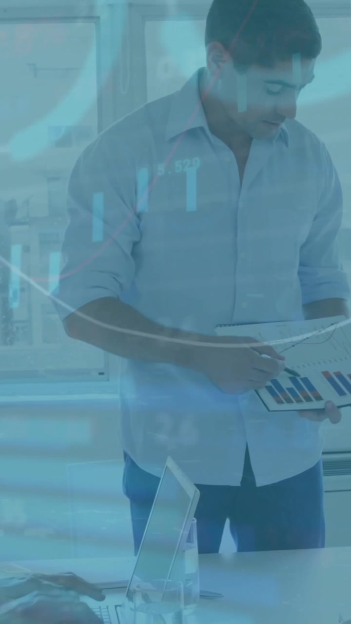Animación de procesamiento de datos financieros sobre colegas diversos en una reunión en la oficina.