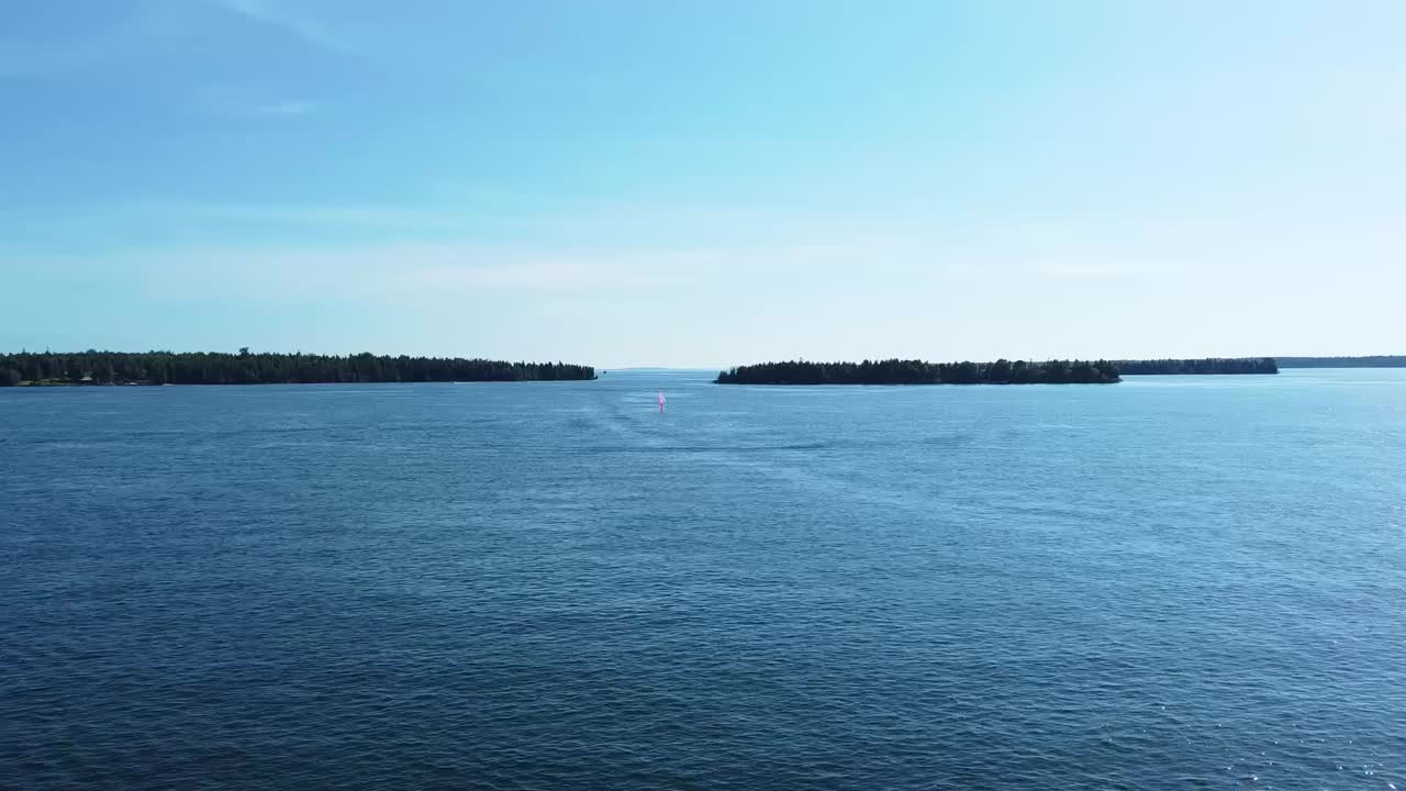 섬을 배경으로 한 윈드서퍼의 넓은 공중 접근