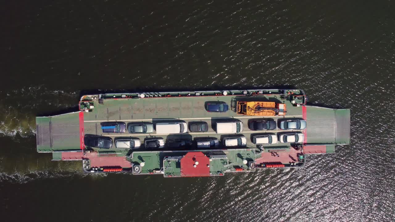 vista aérea de los coches de transporte de transbordadores en el río. beloslav, bulgaria
