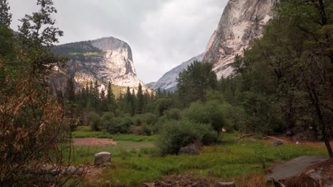 Toma-Panorámica-Desde-La-Mitad-De-La-Cúpula-Hasta-El-Lecho-Seco-Del-Lago-En-Verano