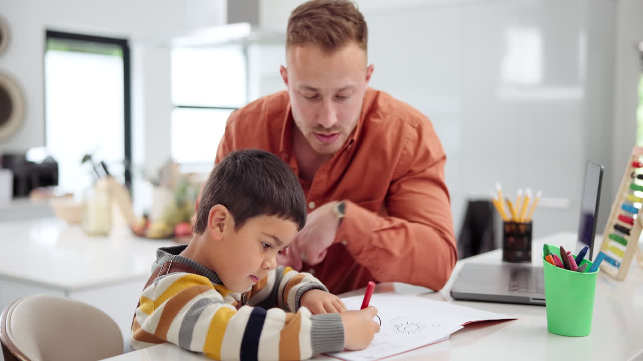 padre enseñando a su hijo a dibujar