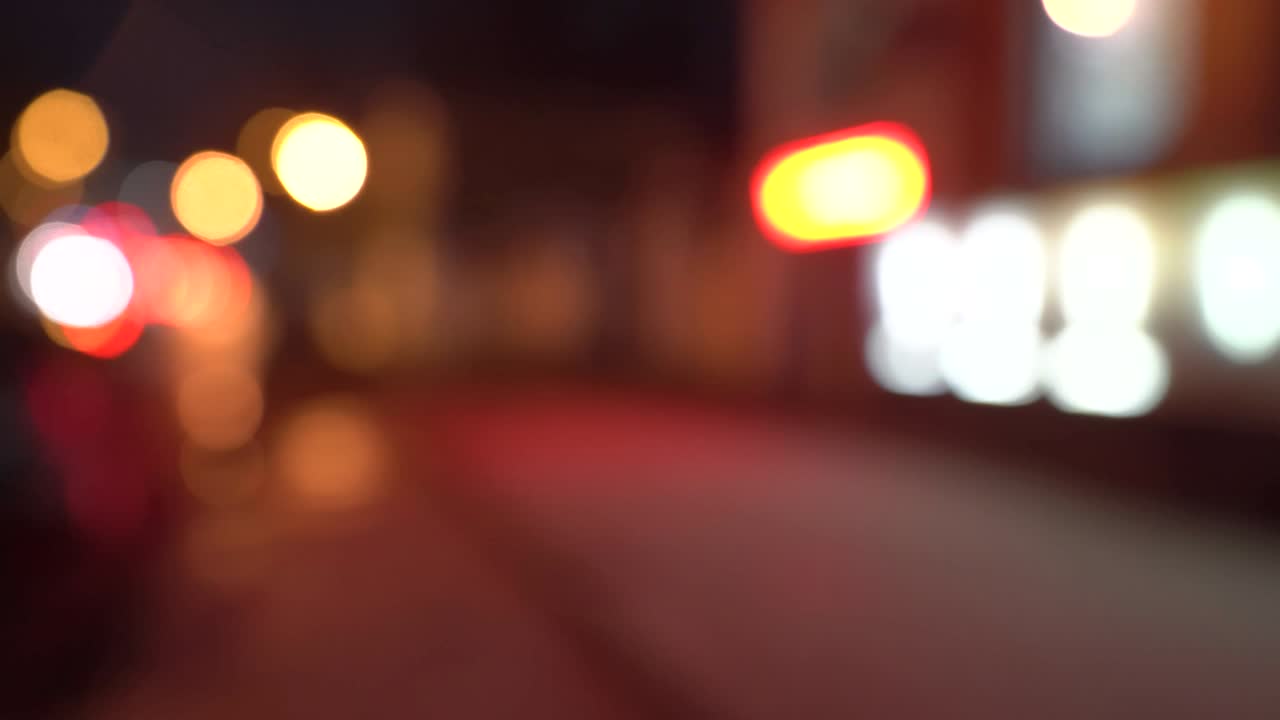 luces borrosas de las calles de la ciudad por la noche