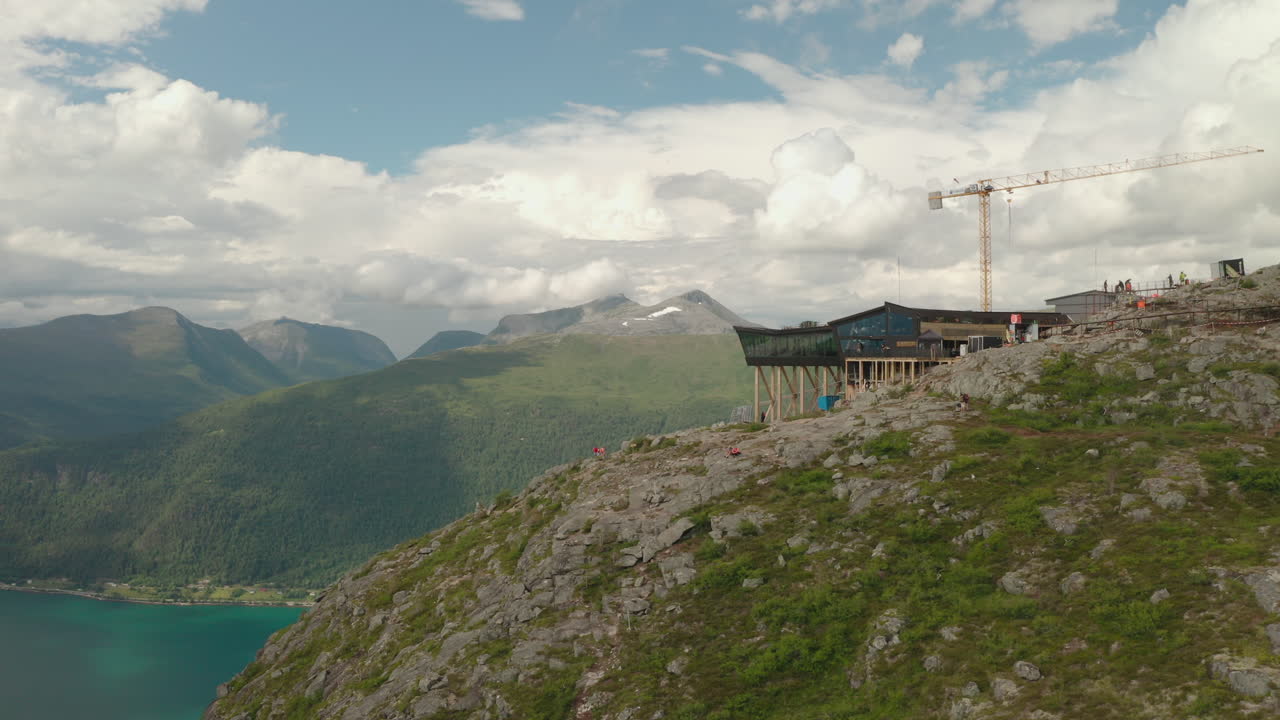 restaurante eggen con vista panorámica del fiordo y las montañas en andalsnes, noruega