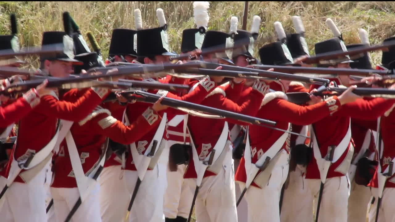 다른 사람들이 1812년 전쟁을 재현한 이 텔레비전 스타일로 싸우는 동안 죽은 자는 전장에 누워 있습니다.