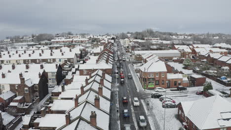 Luftaufnahme-Starker-Verkehr-Auf-Der-Anchor-Road-Longton,-Ein-Plötzlicher-Schneesturm-In-Stoke-On-Trent,-Gefährliche-Fahrbedingungen,-Langsam-Und-Sicher-Fahrende-Autos,-West-Midlands