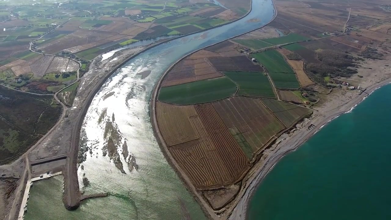 Vista aerea della foce del fiume che incontra il mare