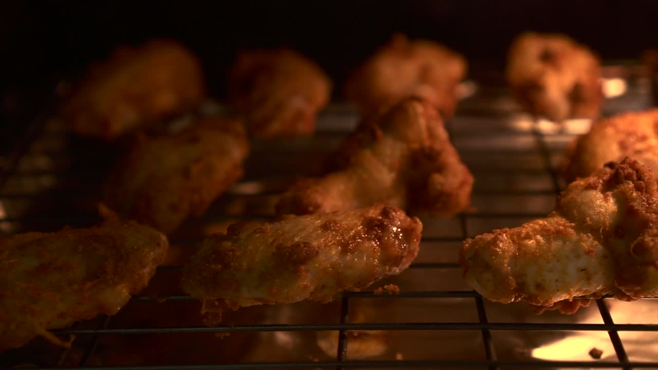 오븐에 굽는 닭날개, 향신료, 칠리, 허브로 완벽하게 코팅된 남부 날개를 오븐에서 고온에서 굽습니다.
