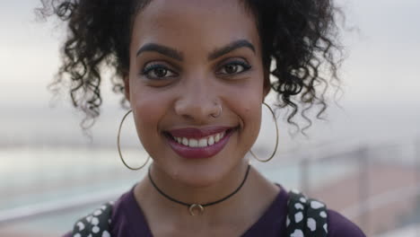 Primer-Plano-Retrato-De-Una-Joven-Hermosa-Mujer-Hispana-Sonriendo-Feliz-Emocionada