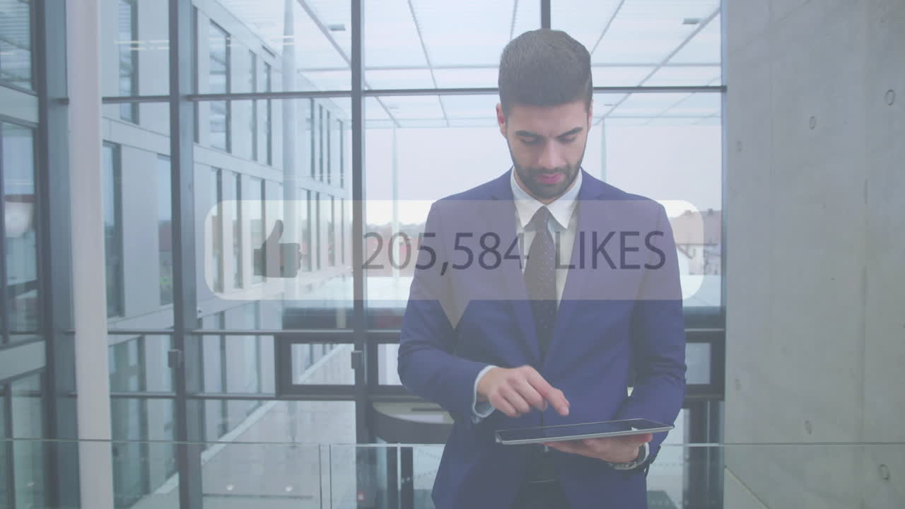 태블릿을 사용하는 백인 사업가에 대한 '라이크'의 증가