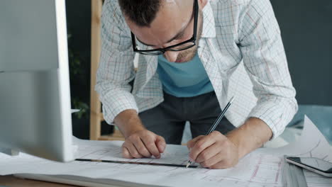 arquitecto trabajando en planos de casas