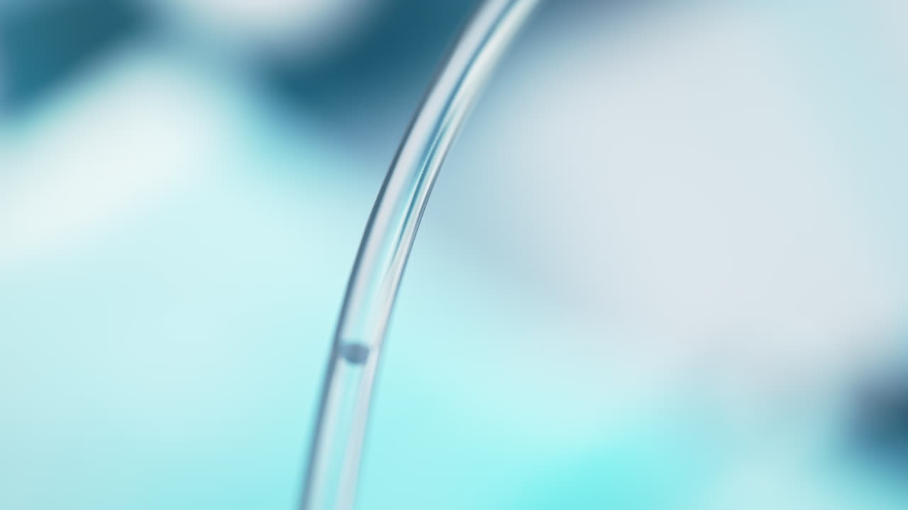 은 파란 병원 배경에서 튜브를 통해 정맥 내 소금 주입, 거시 및 느린 동작에서 투명한 액체