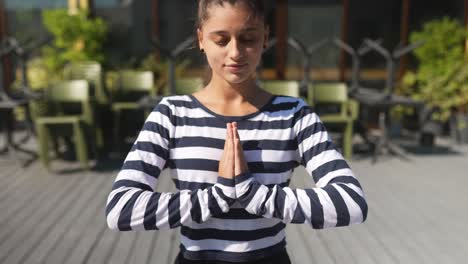 mujer joven meditando al aire libre