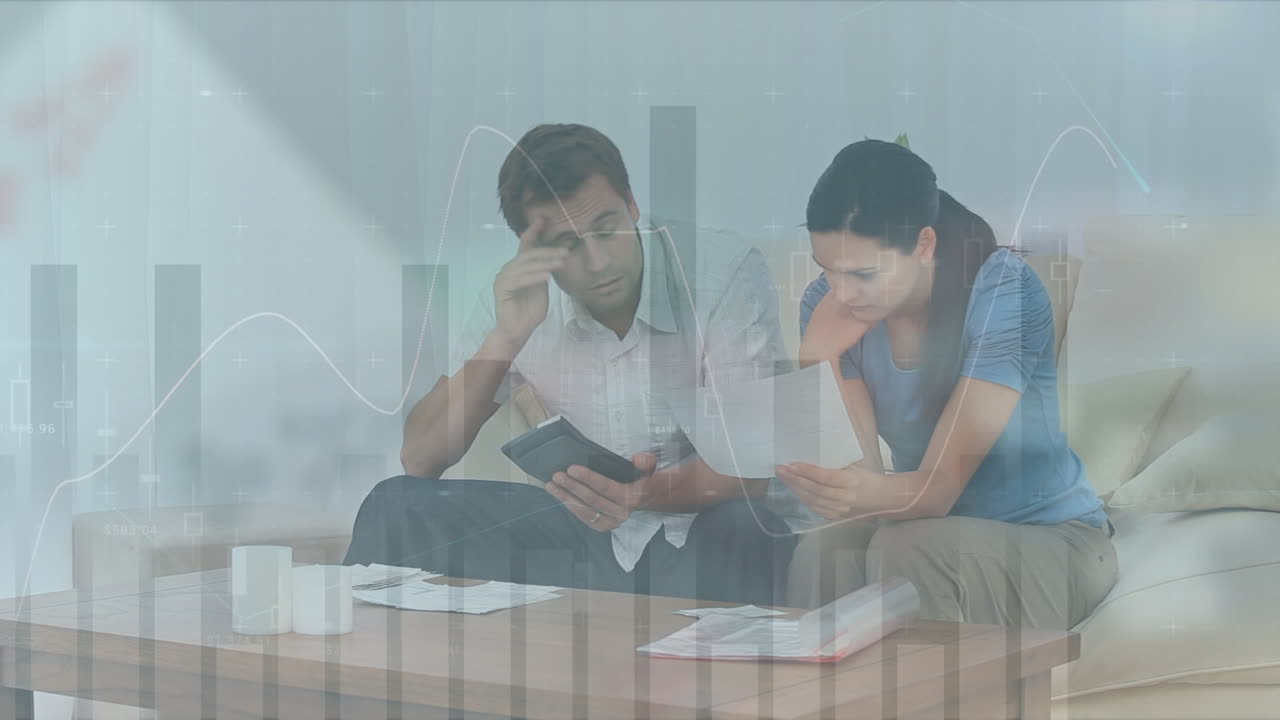 청구서를 지불하는 백인 부부에 대한 금융 데이터 처리 애니메이션