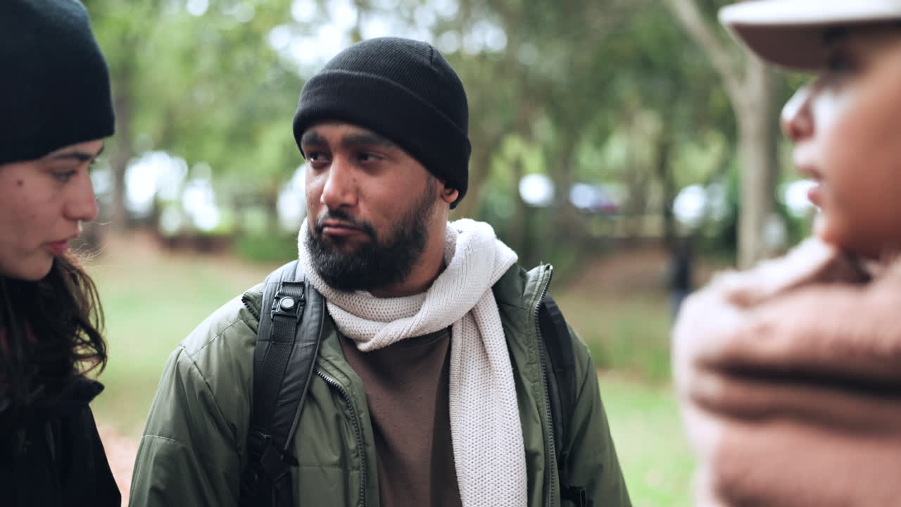 친구들과 함께 계획, 산책, 방향을 제시합니다.