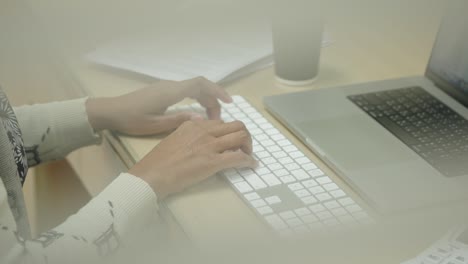 las manos de la mujer de negocios escribiendo en el teclado de la computadora portátil para buscar información, informe de investigación de marketing en el escritorio de la oficina