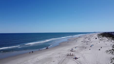 Lugareños-Disfrutando-De-La-Playa-De-Arena-En-Un-Día-Soleado-De-Verano-En-Avalon,-Nueva-Jersey