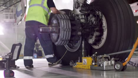 mantenimiento de las ruedas de los aviones