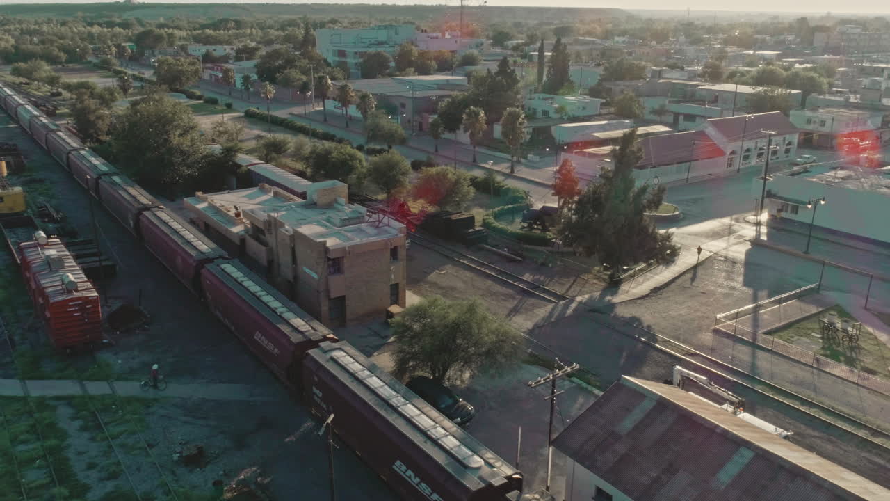 Vista aérea de un tren de carga pasando por el campo del norte de México