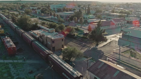 antena de un tren de carga que pasa por el campo del norte mexicano