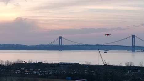 una vista aérea del parque calvert vaux en brooklyn, ny durante una puesta de sol nublada