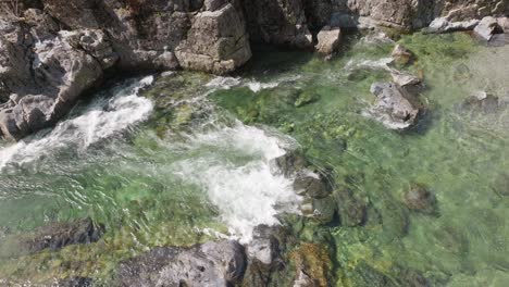 Un-Río-Verde-Azulado-En-Los-Bosques-De-La-Columbia-Británica-Canadá