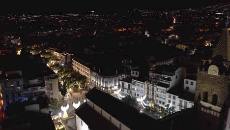 Kathedrale-Von-Funchal,-Umgeben-Von-Weihnachtsdekorationen-Auf-Der-Straße-Bei-Nacht,-Antenne