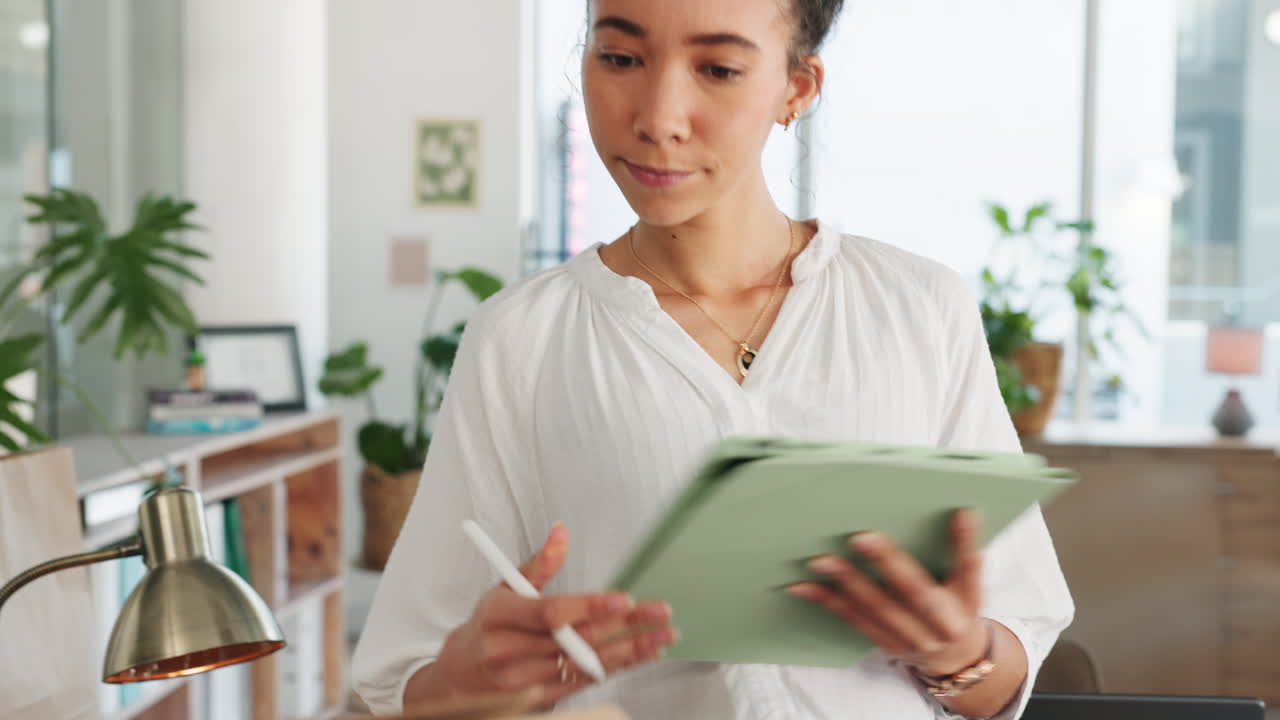 mujer de negocios comprobando y preparando pedidos en línea