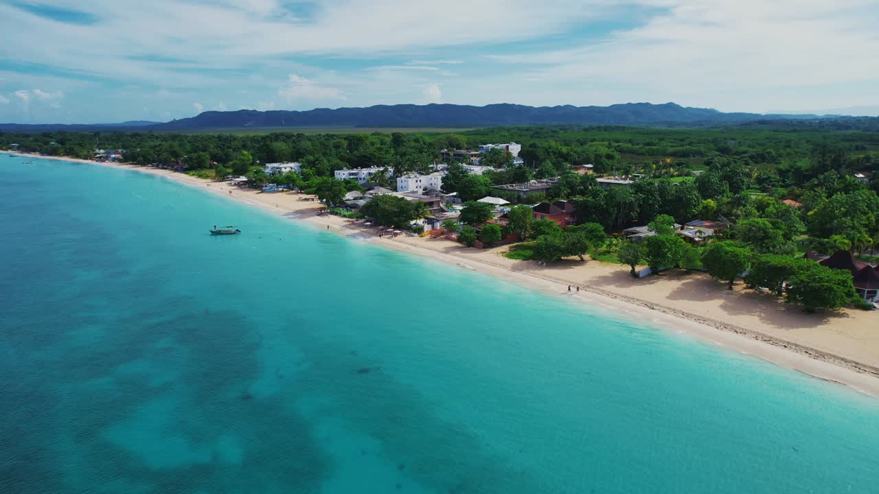 white sandy beach of Negril Jamaica