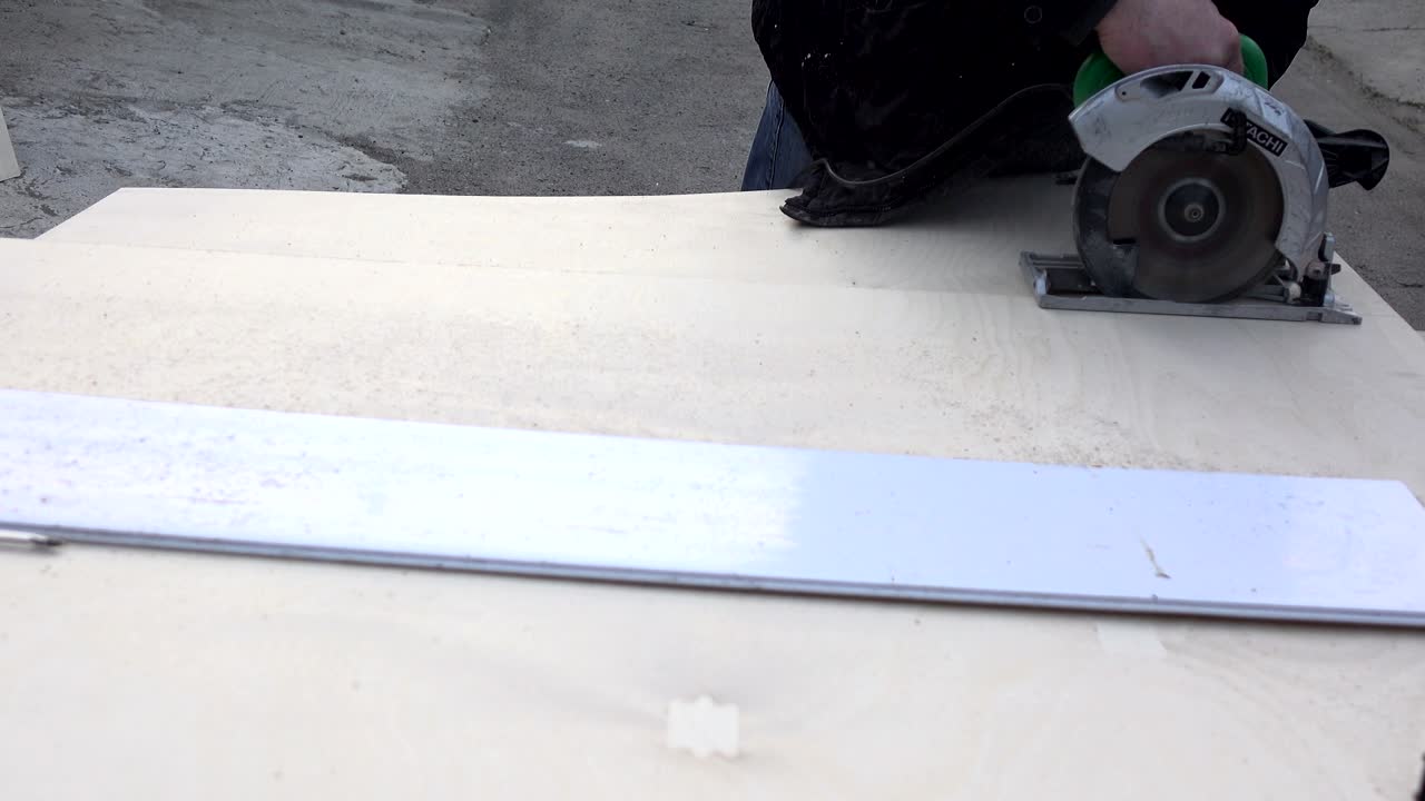 cortar madera con una sierra de mano eléctrica. carpintería.