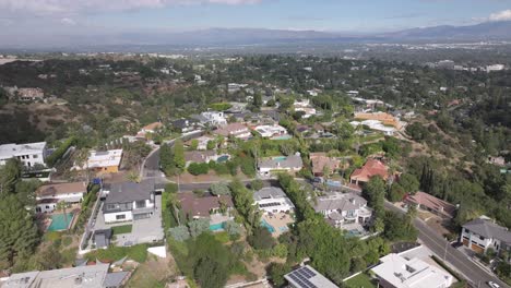 casas de alta gama en un vecindario de encino hills, california - revelación aérea en ascenso