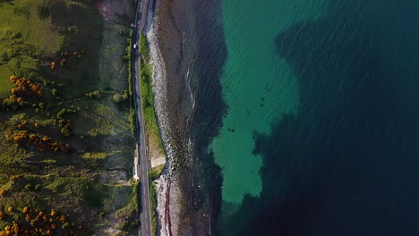 Vista-Aérea-Hacia-Abajo-De-La-Carretera-En-La-Costa-De-Irlanda-Del-Norte