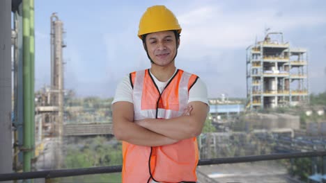 retrato de un feliz trabajador de la construcción indio