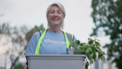 Voluntaria-De-La-Ciudad,-Donación-O-Mujer-Feliz-Mayor